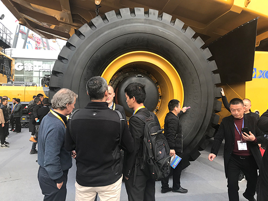Pneus LUAN 46 / 90R57 OTR selecionados para equipar o caminhão XCMG de 240 toneladas para a exibição BAUMA